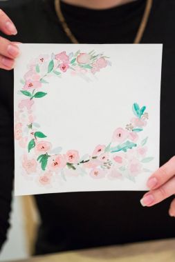 Sanat, oluşturma, arka plan kavramı. kadın düzenli manikür orada ile ince parmakları içinde metin içi boş Merkezi ile doğum günü kartı için desen ve boyalı çiçek kenarları ile dekore edilmiş