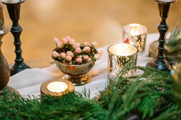 室内装饰 舒适的概念 浪漫的餐具 装饰有大量的针叶树枝条 不同形状 风格的蜡烛 还有盛满蜜桃浆果的碗 — 图库照片