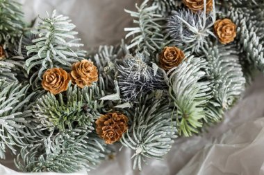 , ev atmosferi, doğa kavramı dikim. En sevdiğim Noel dekorasyon ev Odalar ve restoranlar için ağaç kozalaklı dallar yeşil ve Zümrüt parçaların yakın çekim