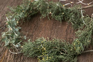 bezeme, doğa öğeleri, aydınlatma konsepti. taze dalları selvi yeşil ve diğer kozalaklı ağaçlar bu masanın üzerine yerleştirilir ve aralarında küçük pırıltı ışık vardır
