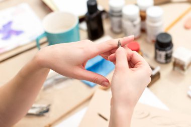 Sanat ve el sanatları, yaratıcılık, el yapımı kavramı. iki harika kadın silah yakın narin ince parmak ve düzenli manikür ile hat Quill'le tutuyor