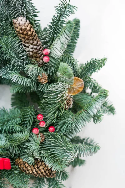 디자인 크리스마스 침엽수 가지로 초록색 화환을 가까이 수있으며 가운데는 풍성하게 — 스톡 사진