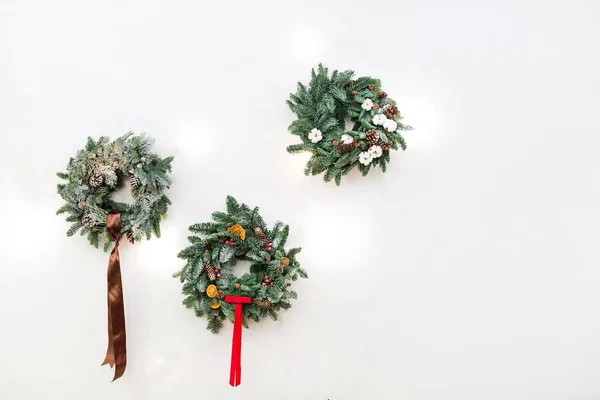 장식, 수 제, 휴일 개념입니다. 3 멋진 크리스마스 wreathes 실크 리본, pinecones와 말린 과일, 붉은 열매와 면의 흰색 작은 꽃 — 스톡 사진