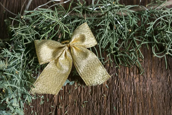 Kış, süsleme, doğa kavramı. Altın yay köpüklü, Selvi ve genellikle buketleri dekorasyon için kullanılan fern koyu yeşil dallar arasında gizli — Stok fotoğraf