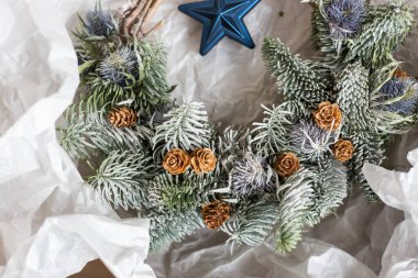 Mevcut, tatil, kış konsepti. farklı bitkilerin dalları ile küçük pinecones muhteşem çelenk içine dokunan. yapay karla kaplı