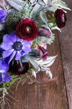 doğal elemanları, Dekorasyon, kavramı kutlama. kabarık tomurcukları yakın değişik çiçek, tek buket toplanan orada koyu kırmızı Farsça battercups, zambaklar ve büyük Lila anemons