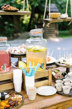Yemek, yaz, plesure kavramı. meyve suları, Kuruyemiş, Kuruyemiş kağıt bardak ve bahar rulo masada ahşap vazoda farklı türleri vardır