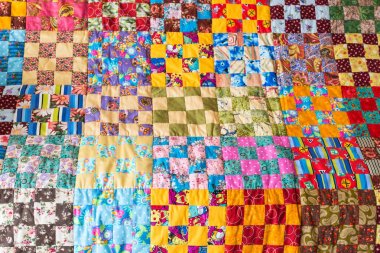 hobi, sanat, ilham kavramı. ince dikişli eski battaniye renkli kare fark desen oluşturan ve mükemmel astar yamalar patchwork ile yakın çekim