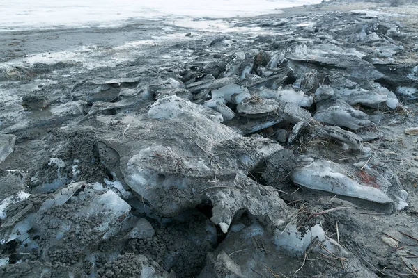 Kış, doğa, su kavramı yeniden canlandırır. Kıyı bölgesinde gri kirli buz blokları var. Donmuş su blokları kum ve kuru samanla karıştırılır.