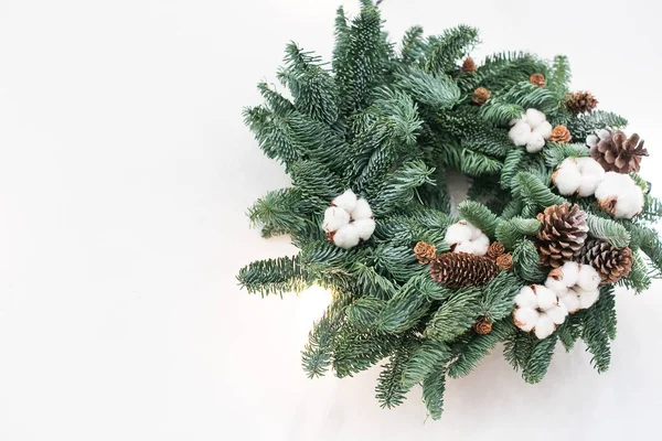 자연, 전통, 크리스마스 컨셉의 선물입니다. 작은 퍼지 화 환 신선한 전나무 지점의 고 목화 꽃과 pinecones 더 신중 하 게 — 스톡 사진