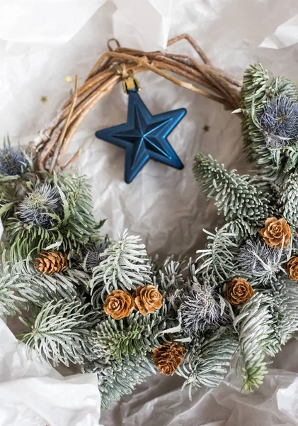 인테리어 디자인, 설치, 휴일 개념. 크리스마스 축 하에 대 한 손수 장식, 화 환 스타의 형태로 나무에 대 한 진한 파란색 장난감 더 천연 재료의 만든 — 스톡 사진