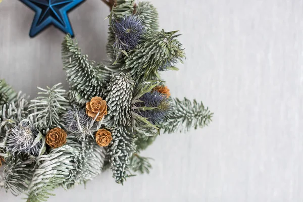겨울, 환경, 장비 개념입니다. 가까이 brunches weaved 우 엉, pinecones와 블루 스타 장식의 꽃 봉 오리와 하나의 원형으로 침 엽 수의 수 빙으로 덮여 — 스톡 사진