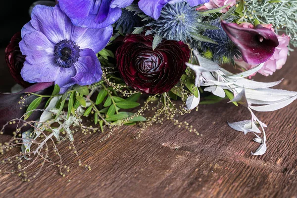 꽃꽂이, 장식, 결혼식 개념. 절대적으로 다른 크기, 색상 및 형태의 꽃에서와 같은 anemons, 페르시아어 battercups 백합 3 하나의 조화로 운 무리를 구성 — 스톡 사진