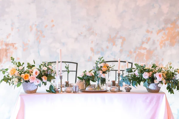 Romantisme, datation, concept de table. le décor de table le plus parfait pour une soirée romantique en couple, beaucoup de fleurs en grappes grandes et minuscules, nombre de bougies dans différents supports et plats — Photo