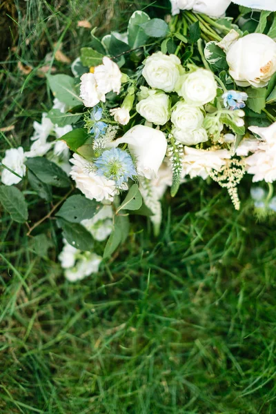 Huwelijksceremonie, tradities, zomer concept. geworpen op de grond bruids boeket verzameld van dergelijke siergewassen als rozen van enkele soorten en anjers. met vrije ruimte voor tekst — Stockfoto