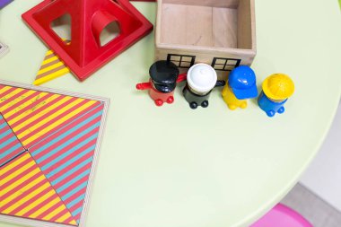 Eğlence, çocukluk, oyun konsepti. Lego inşaat setinin farklı parçaları ve oynamak için küçük ahşap bir ev vardır.