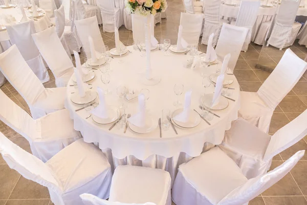 订合同 餐饮概念 这里有为新婚夫妇的客人准备的大圆桌 像椅子一样白 盛着各种各样的菜 — 图库照片