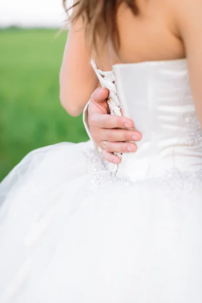 Mode Kärlek Bröllop Koncept Närbild Manlig Arm Som Han Håller — Stockfoto