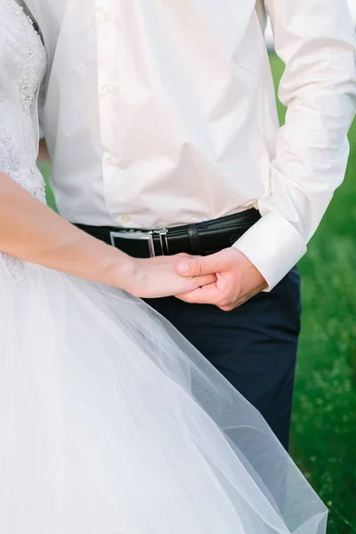 Γάμος Αισθήματα Σχέσεις Κοντά Στα Χέρια Της Νιόπαντρης Γυναίκας Και — Φωτογραφία Αρχείου
