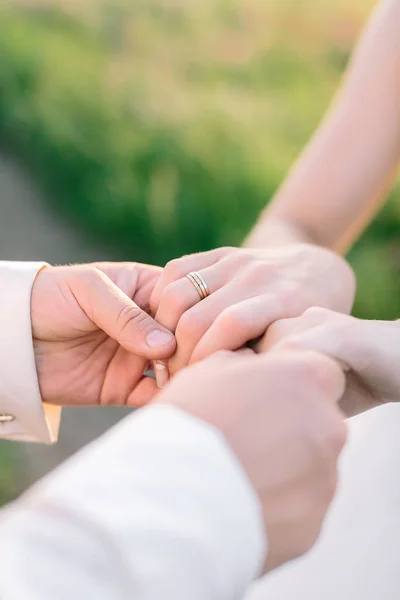 Kärlek Känslor Bröllopskoncept Det Finns Närbild Ömtåliga Och Mjuka Händer — Stockfoto