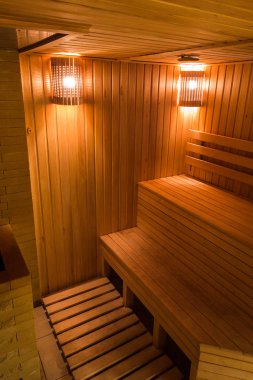 Boş zaman, spa, dinlenme konsepti. Huzurlu bir buhar banyosu havası var. Burası bir sürü ahşap ve turuncu ve açık kırmızı renklerle süslenmiş.