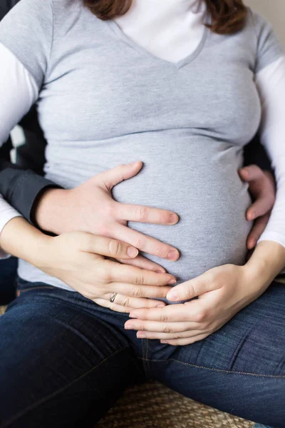 生物学 家庭观念 男人和女人 丈夫和妻子 都很亲密 在女人的肚子上 她怀孕了 马上就要有孩子了 — 图库照片