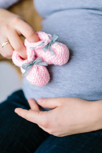 Förlossning Barndom Moderskap Koncept Närbild Ett Par Stickade Babys Bootees — Stockfoto