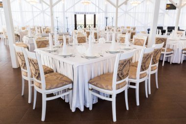 Gümüş, parti, kavramı karşılayan. kutlamanın için kullanılan restoran karmaşık büyük salon, misafir, tabak ve bardak ile hizmet için tüm tabloları hazırlanır