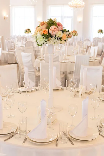 设计, 婚礼, 宴会概念。有一个华丽的餐桌设置, 为庆祝节日, 有很多的盘子和眼镜, 花花束被放置在中心 — 图库照片