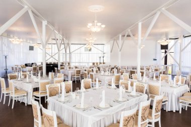 İç mekan, rahatlık, dinlenme konsepti. Restoranın salonunda iki bölüm var, biri çok büyük, konuklar için hazırlanmış masalar var, ve diğerinin birkaç koltuğu var.