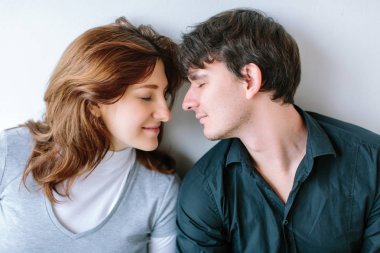 Güzellik, tutku, randevu konsepti. İki tutkulu aşığın portresi var, gözleri kapalı öpüşecekler, muhteşem bir saç kesimi var, adam sert ve yakışıklı.