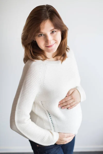 Expectativa, maternidade, conceito de família. há uma mulher adorável que está grávida e ela está se preparando para ser uma mãe, ela parece muito feliz e seu sorriso é lindo e charmoso — Fotografia de Stock