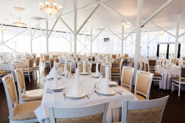 Nişan, tatil, parti kavramı. reseptions için Restoran Binası ve düğün kutluyor, tüm windows ile beyaz ışık perdeleri ve ışık coloures alanıdır