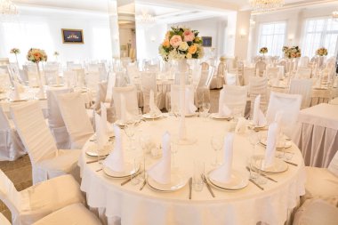 Düğün, iç tasarım, çiçek düzenleme kavramı. diğerleri arasında yer alıyor bir tablo, tüm kremsi beyaz bezler ve farklı gül ve peonies demetleri ile dekore