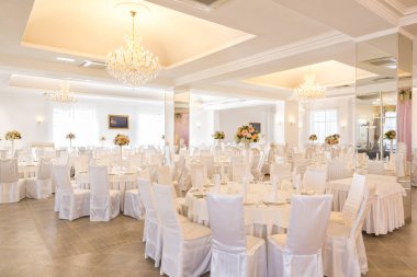 Düğün, kutlama, boşluk kavramı bayram etsin. İşte büyük ve güzel avize ve tablolar ve chaires covere ile son derece hafif Restoran salonu beyaz Tekstil parlayan tarafından