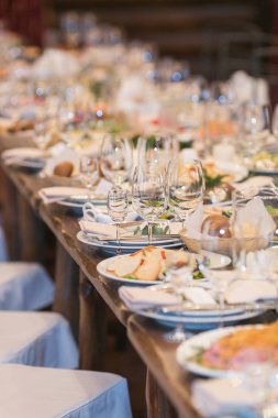 bayram, parti, restaurant konseptini. lüks masaya servis ile orada yemekler çok lezzetli yemekleri ile plakaların çoktur, plakalar arasında köpüklü gözlük vardır