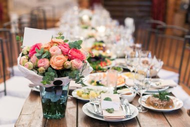 Gıda, doğa, dekor kavramı. orada hala bir doğa gül ve peonies muhteşem buket oluşur ve yemekleri ile farklı miktarda et Etli jöle gibi davranır