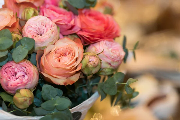Casamento, natureza, conceito de arranjo. há um maravilhoso buquê de flores delicadas, cuidadosamente recolhidas por florista, rosas encantadoras de colores e peônias cor-de-rosa e laranja — Fotografia de Stock