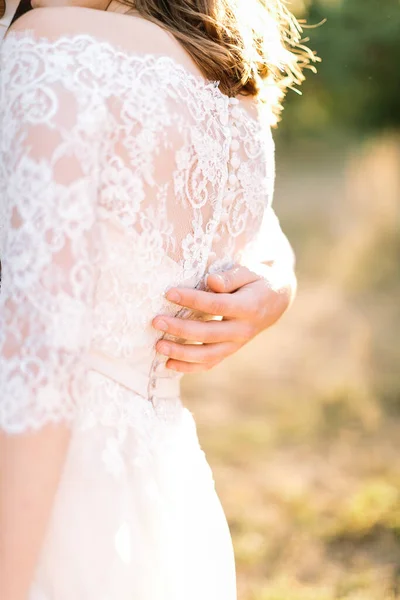 Primer plano de las novias de nuevo en un vestido de novia de encaje blanco — Foto de Stock