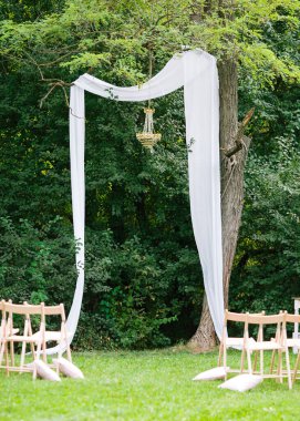 Düğün eko-dekor, bahçe tasarımı, peyzaj tasarımı, nişan konsepti. 