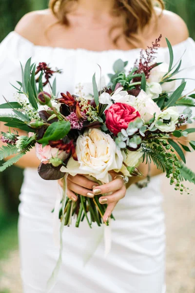 Close-up boeket bloemen in de handen van vrouwen. stijl, bloemsierkunst, bruiloft concept. — Stockfoto