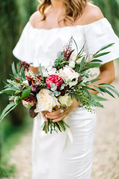 Close-up buquê de flores em mãos de noivas. estilo, arranjo floral, conceito de casamento . — Fotografia de Stock
