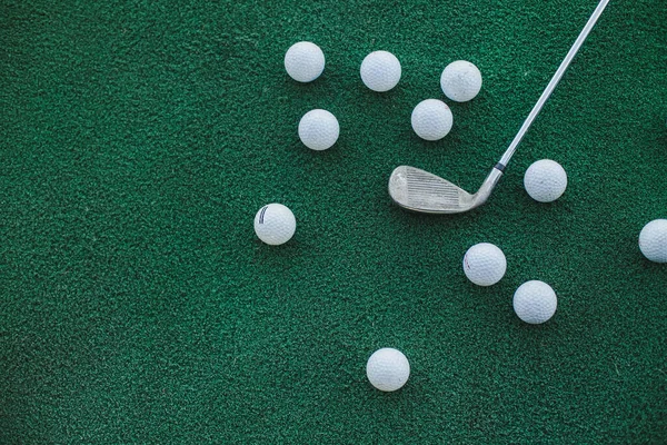Club de golf y pelota en un césped verde. vista superior del club de golf y pelotas tumbadas en el césped artificial . — Foto de Stock