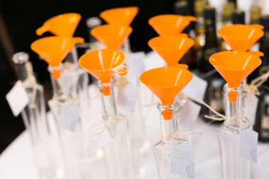 Şişeleme ve karıştırma ruhları için hunilerle dolu boş şişe seti. Konuklar için alkol etkinliği.