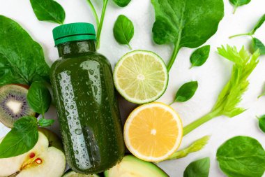 Meyve ve sebze karışımından yaratılmış yararlı bir detoks tarifi örneği. Vücudun kalitesi ve saflaştırılması ve sağlığın normale döndürülmesi için ayarlandı. 