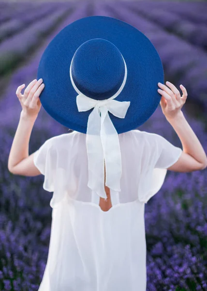 Силуэт Молодой Девушки Одетой Белое Платье Держащей Руки Большую Шляпу — стоковое фото