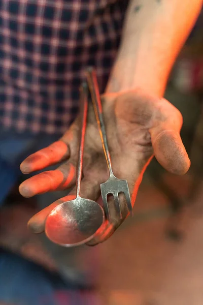 Dall Alto Raccolto Mano Sporca Artigiano Dimostrando Forchetta Metallo Professionalmente — Foto Stock