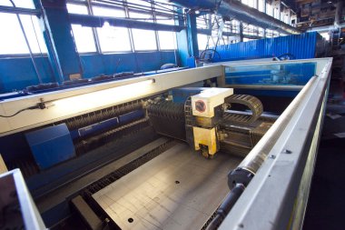 Üretim Lazer Metal Kesme Makinesi Demir Yaprakları 'nı çeşitli parçalara ayırıyor. CNC aracı çalışıyor.
