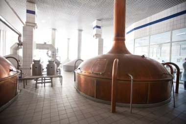 ROSTOV-ON-DON, RUSSIA - 2008 Mart 'ı: bira mayalamak için bakır kazan. Alkol ürünleri üretiminde bira üretmek için kullanılan klasik fıçı.