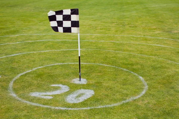 Schackflagga Grön Golfbana Vita Cirklar Och Nummer Lärandekoncept För Golfspel — Stockfoto